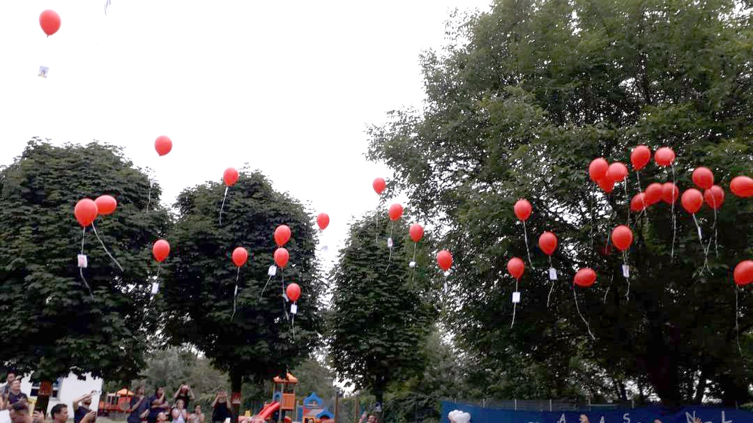 I bambini dell'asilo rilasciano i palloncini con letterine e messaggi (Spf)