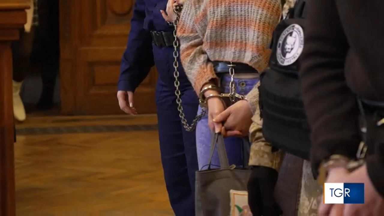 Ilaria Salis in catene in tribunale a Budapest