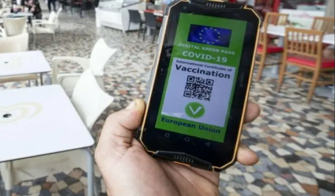 Genova, perfetti ma falsi green pass per andare a lavorare in vendita a 250 euro