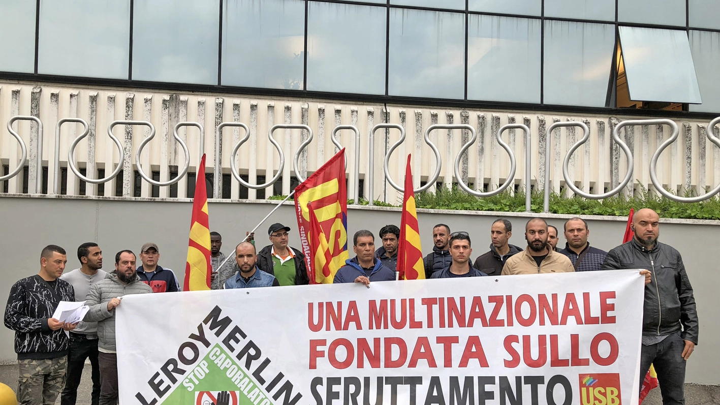 La protesta dei lavoratori al Leroy Merlin di Rozzano (Mdf)