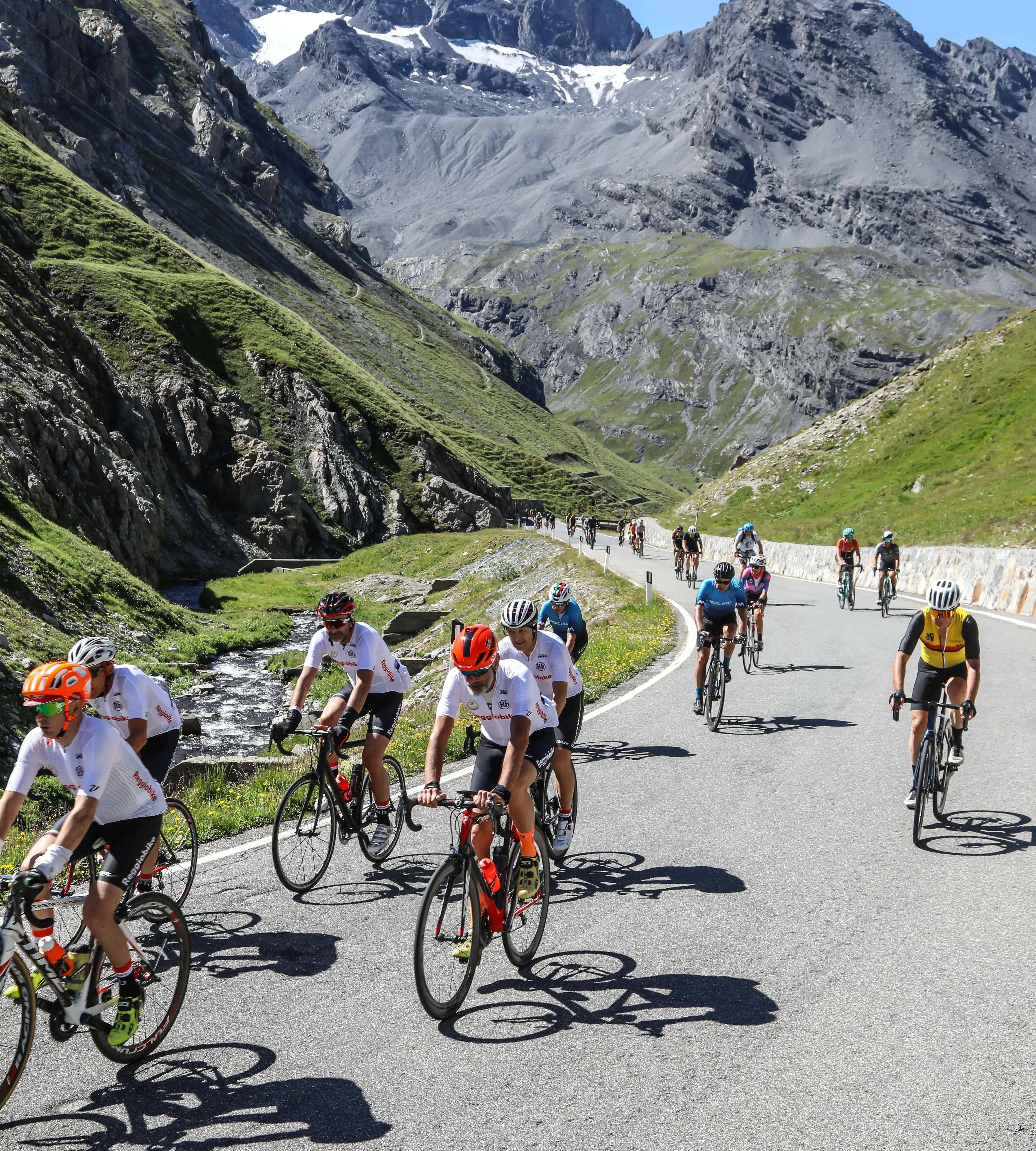 Tre giorni di scalate allo Stelvio L’assalto di centinaia di persone