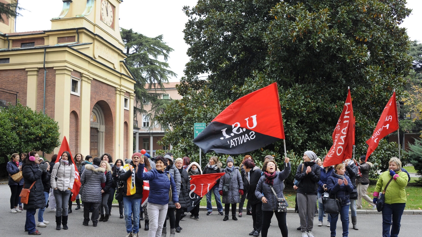 A Cesano Boscone la protesta dei dipendenti della Sacra Famiglia