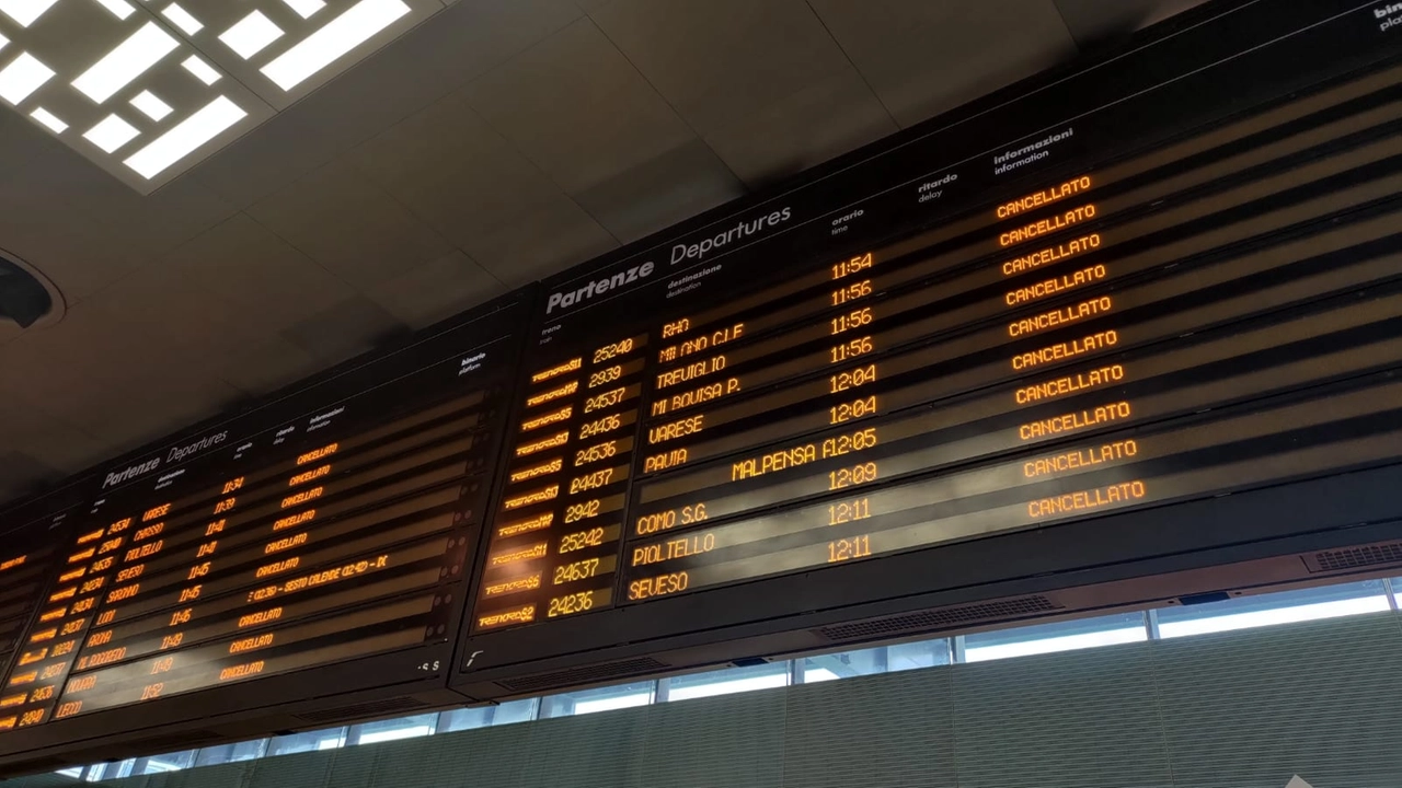 Raffica di treni cancellati e disagi per tutti i pendolari lombardi