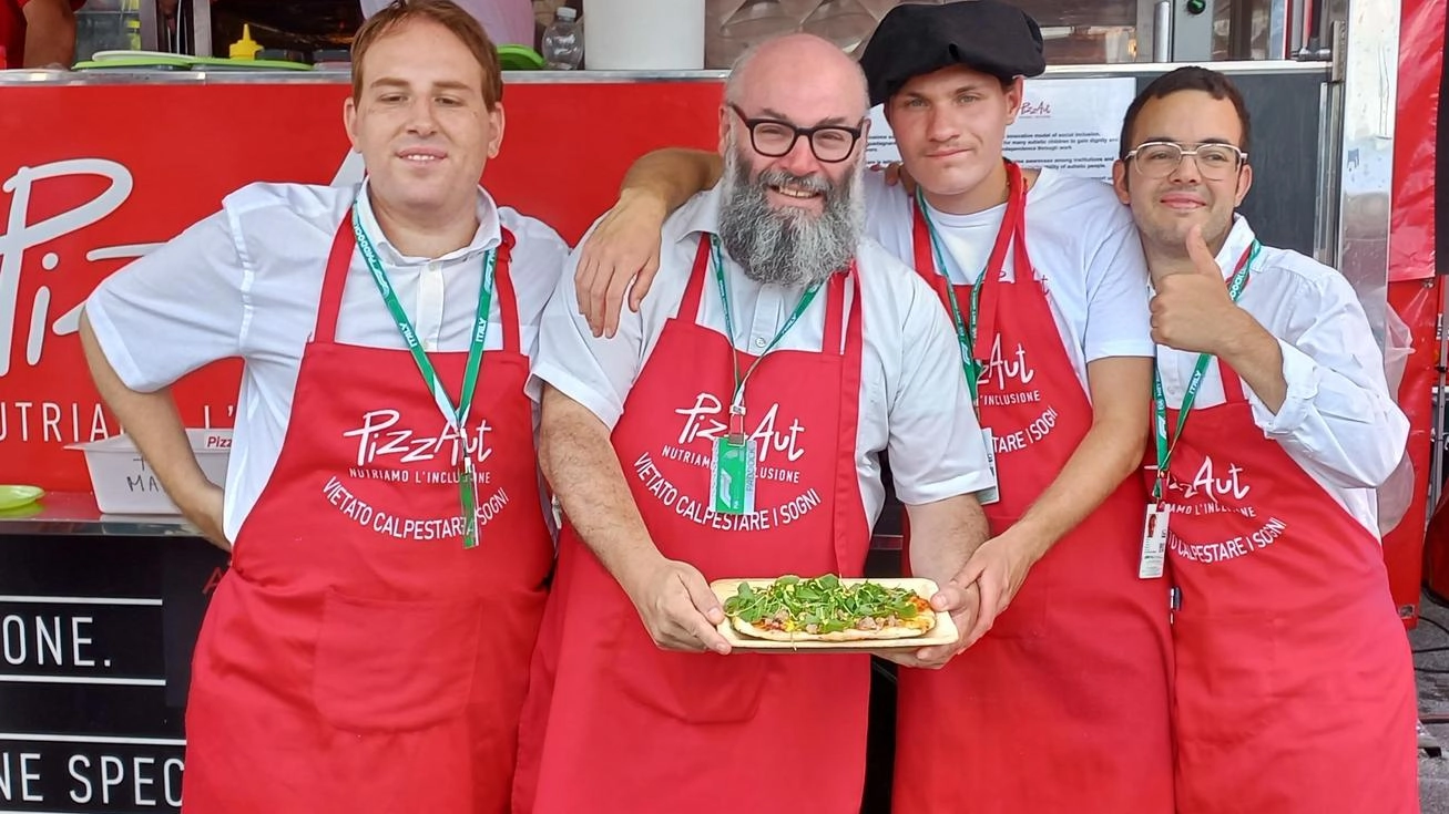 Nico Acamopora e alcuni ragazzi di PizzAut