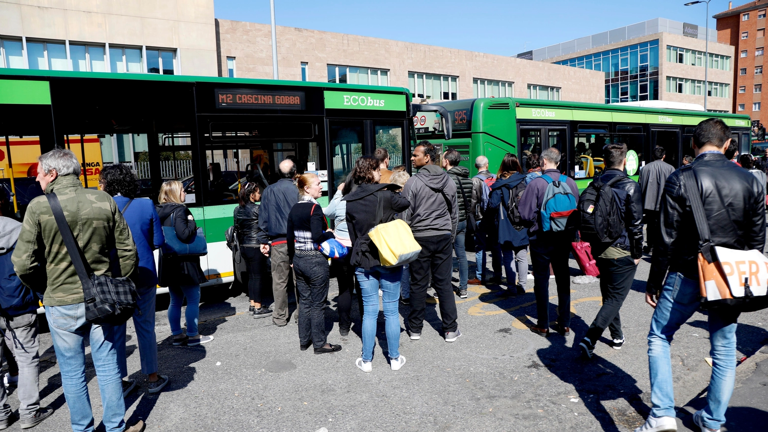 Metro linea 2 bloccata, bus sostitutivi presi d'assalto