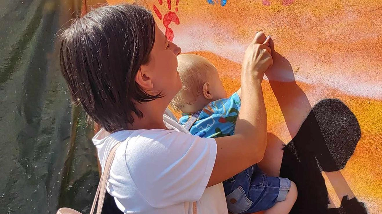 Giulia e Thiago nel cuore di Senago  Sul murale le manine dei bambini
