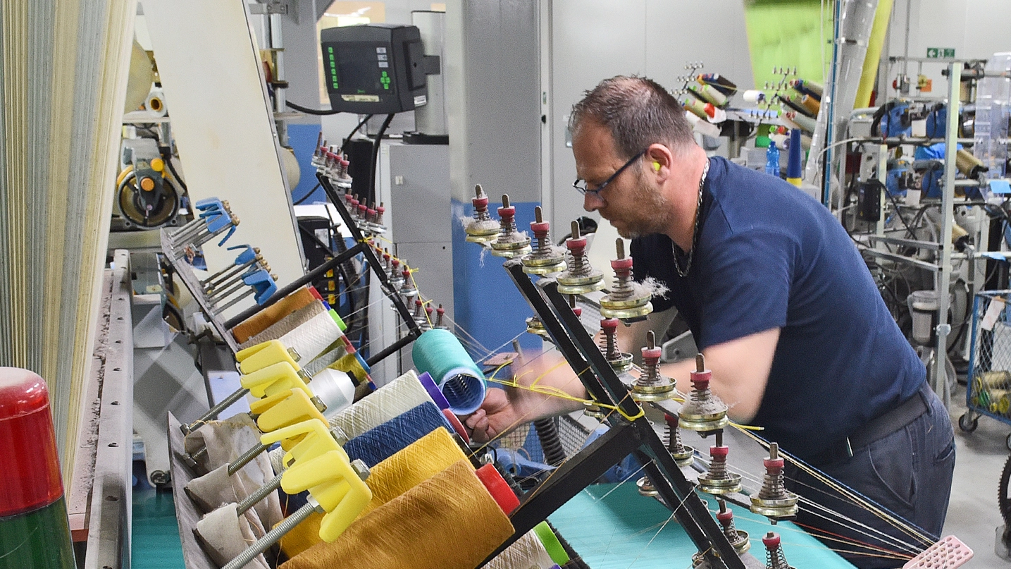 Le due aziende simbolo del tessile comasco sono la cartina tornasole del momento del settore nel post Covid: l’export e i bilanci si sono ripresi, l’occupazione fatica