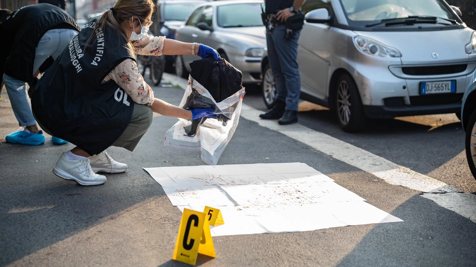 I rilievi della Polizia in via Savona all'altezza del civico 65 I rilievi della Polizia in via Savona all'altezza del civico 65