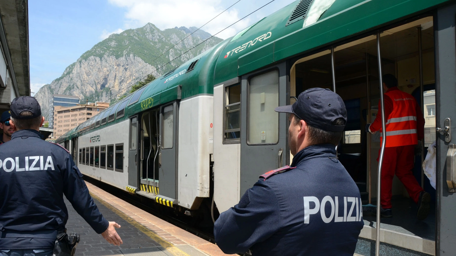 Agenti di polizia ferroviaria in stazione a Lecco in una foto di repertorio