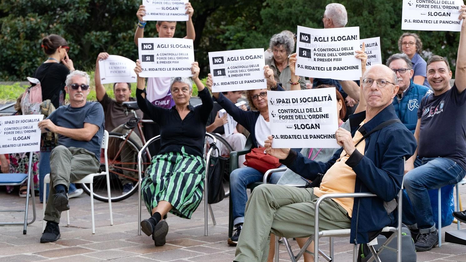 Cittadini di Sesto San Giovanni si sono riuniti in un flash mob per protestare contro la rimozione delle panchine in piazza della Resistenza. Chiedono più controlli delle forze dell'ordine e presidi fissi per risolvere il problema dello spaccio e del degrado.