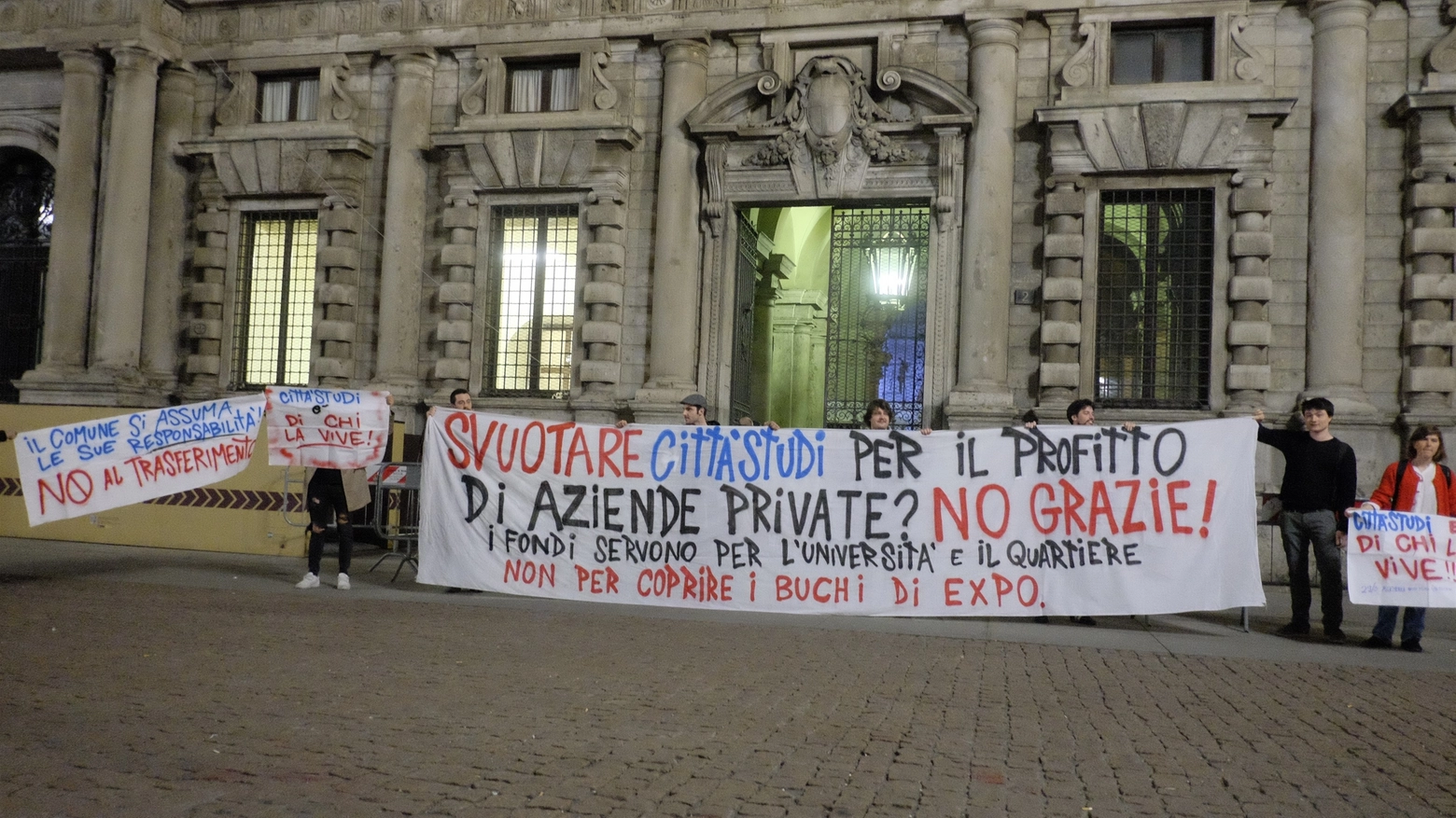 Protesta davanti Palazzo Marino