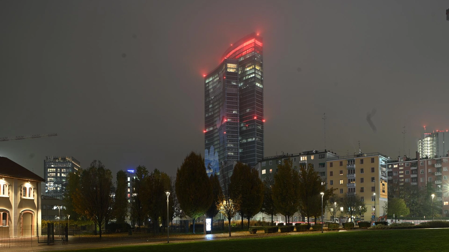Palazzo Lombardia illuminato di rosso per la Giornata mondiale della lotta all'Aids