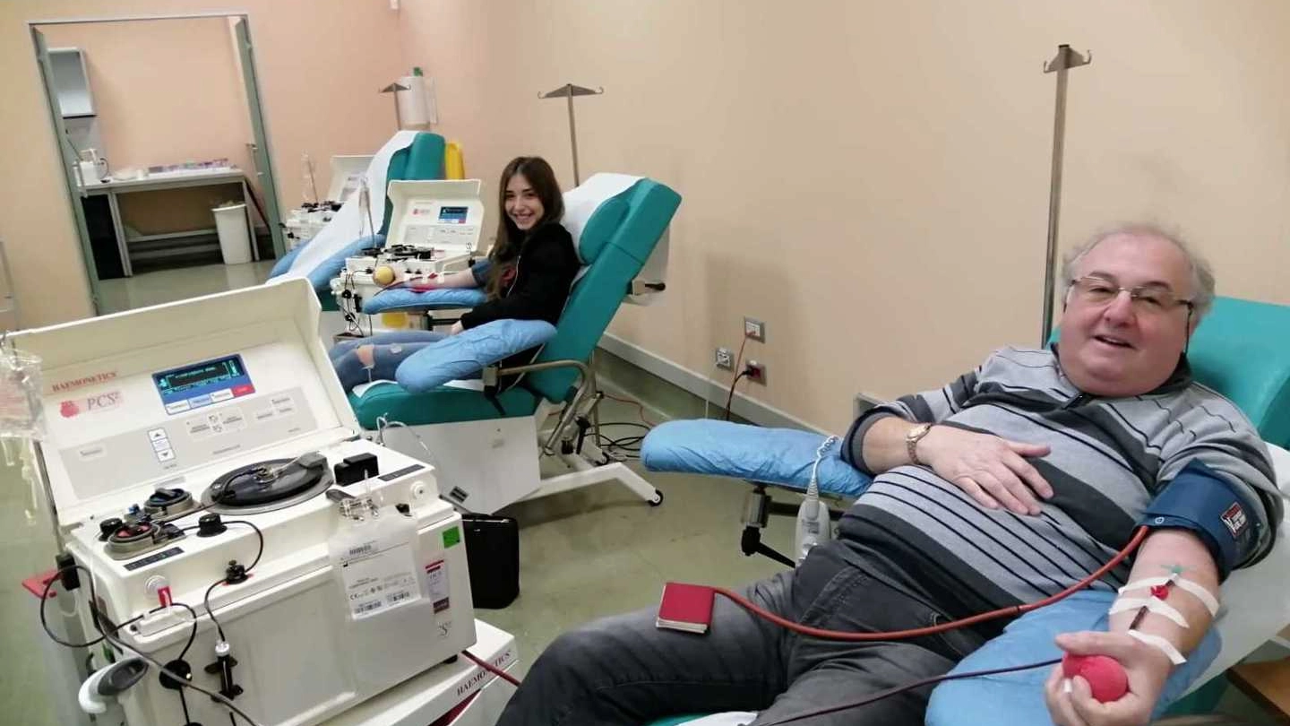 Dario Giussani con la nipote durante una donazione del sangue