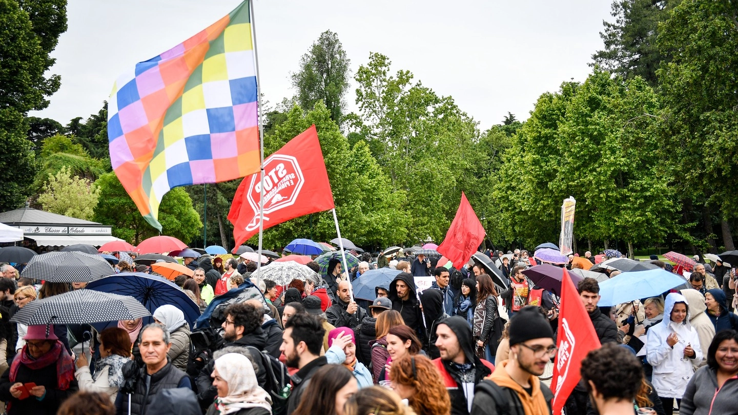 La manifestazione contro Salvini (Lapresse)