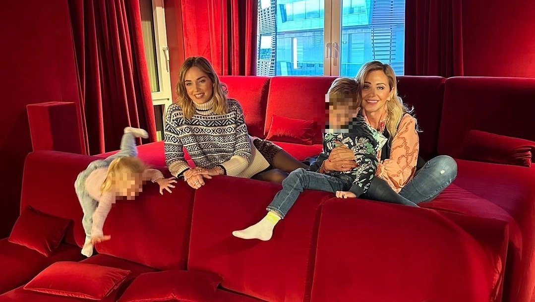 Chiara Ferragni con sua madre Marina e i figli Leone e Vittoria