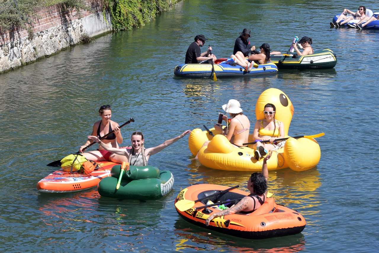 Un momento del gommoning sul Naviglio Martesana