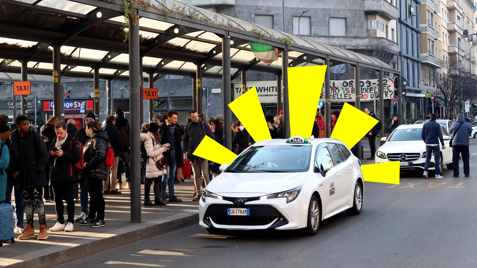 La zona dei taxi a fianco della Stazione Centrale di Milano