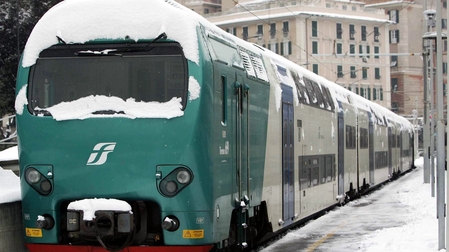 Maltempo, treno nella neve (foto di repertorio Ansa)