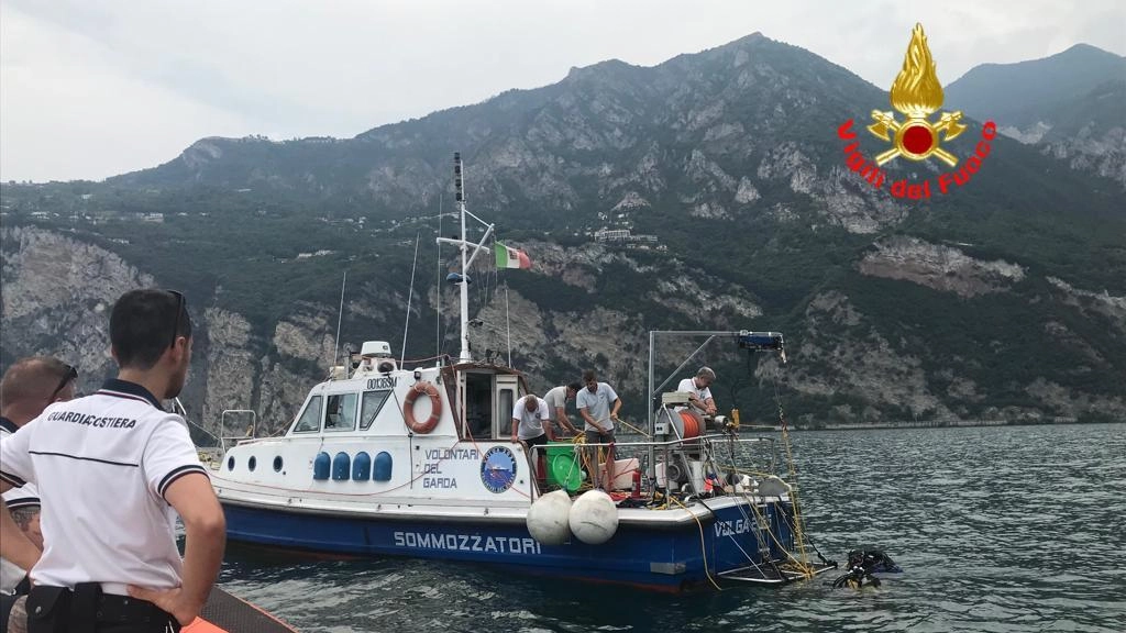 Sommozzatori alla ricerca del sub polacco scomparso nel lago di Garda