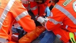 Cacciatore cade parte un colpo di fucile. Braccio a rischio Cacciatore cade parte un colpo di fucile. Braccio a rischio