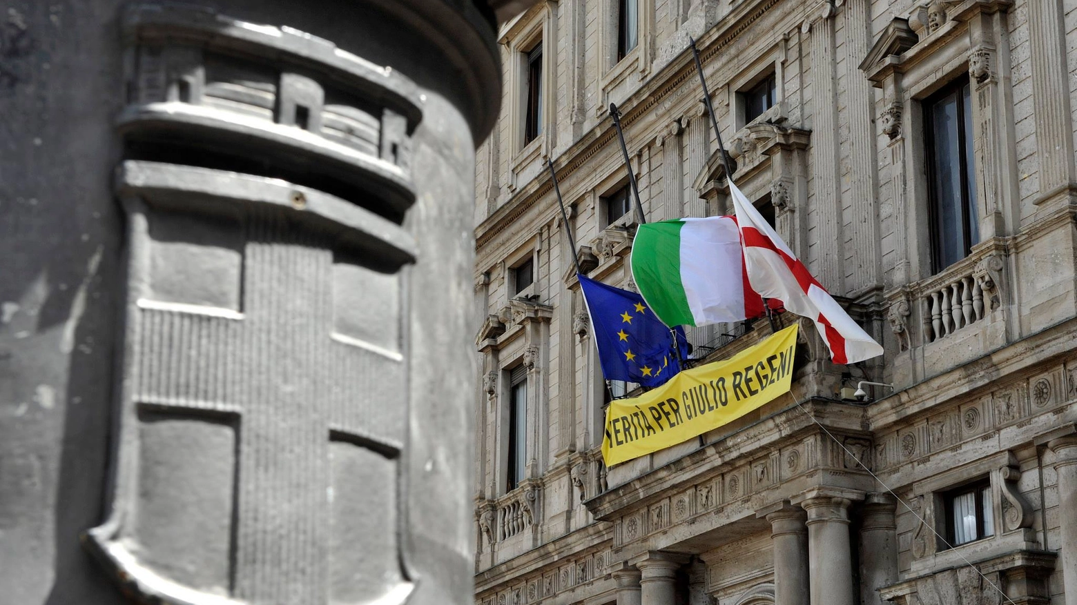 Bandiere a mezz'asta a Palazzo Marino (foto Facebook Comune Milano)