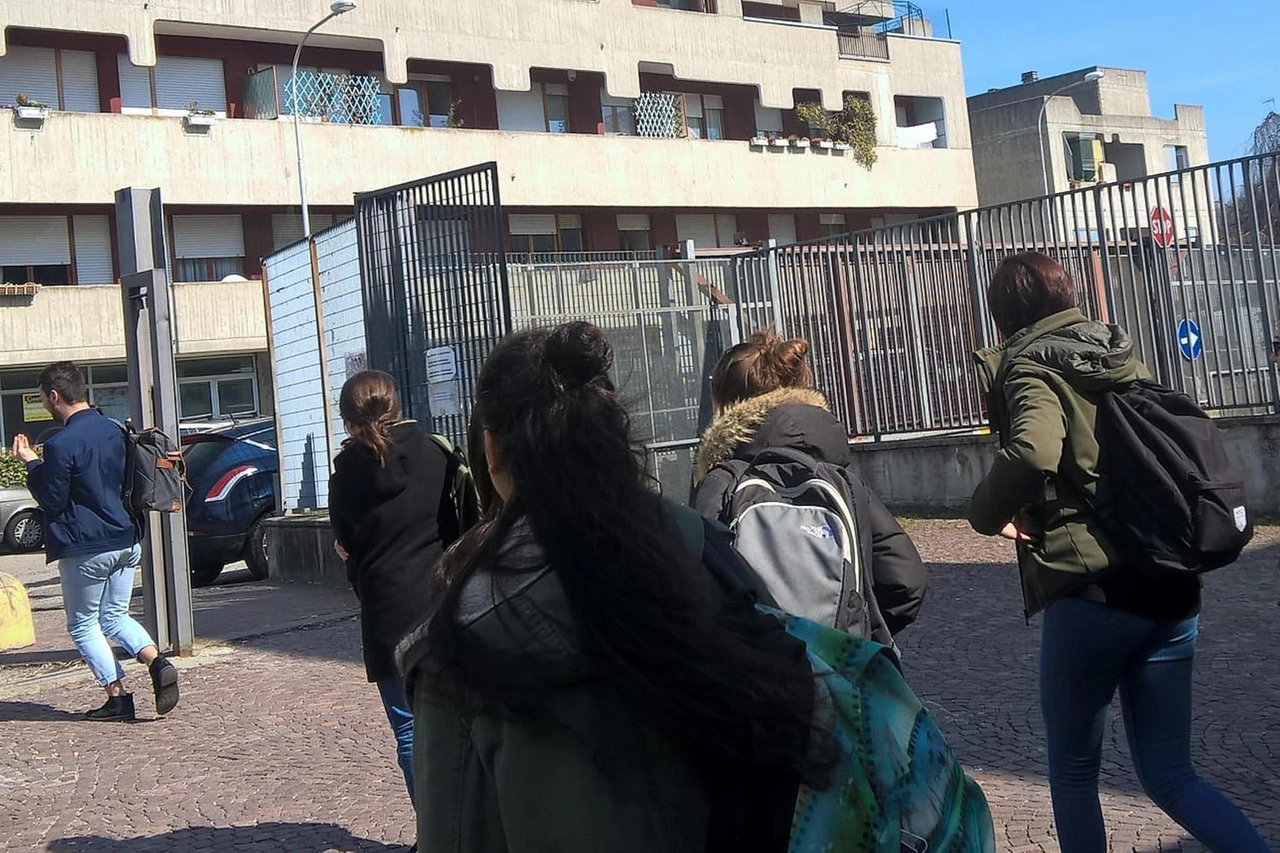 Allarme boati, studenti escono dal liceo artistico di Varese