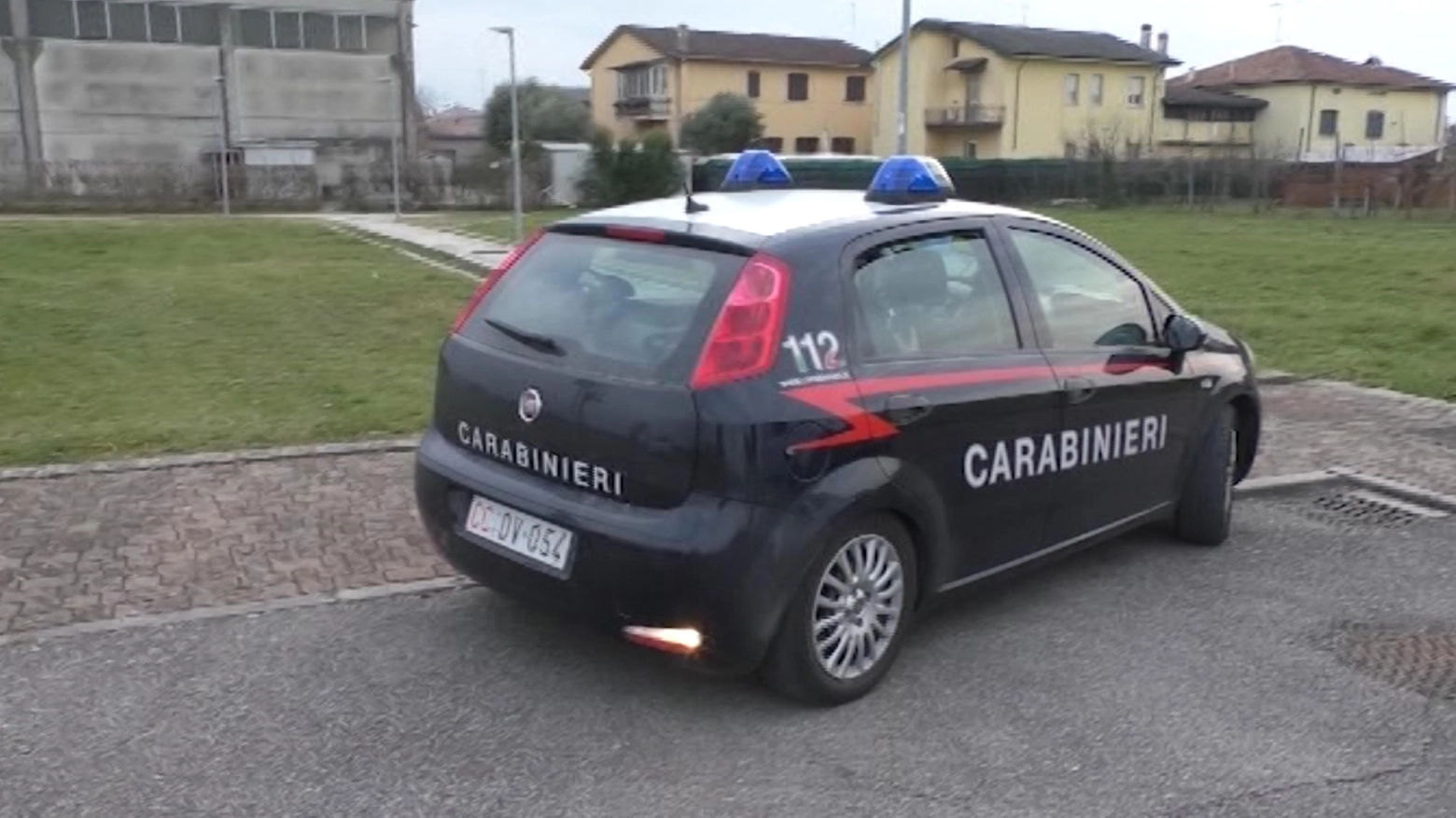Tredicenne aggredita con forbici a Mantova, intervenuti i carabinieri (foto Telemantova)