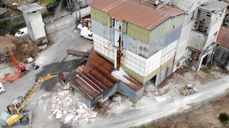 La demolizione della vecchia fabbrica di feldspato