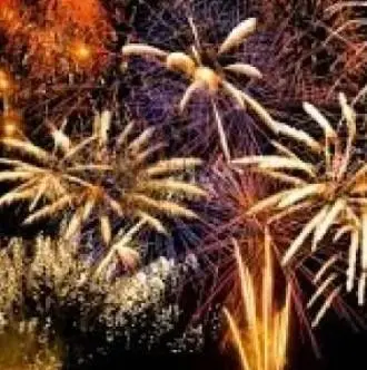 Spara venti razzi per festeggiare il compleanno: 500 euro di multa