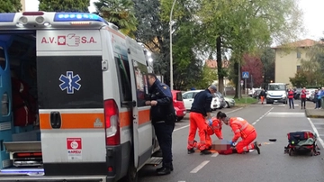 Mezzago, donna investita e uccisa da un camion dei rifiuti. Stava attraversando la strada