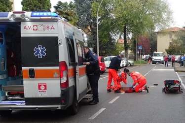 Mezzago, donna investita e uccisa da un camion dei rifiuti. Stava attraversando la strada
