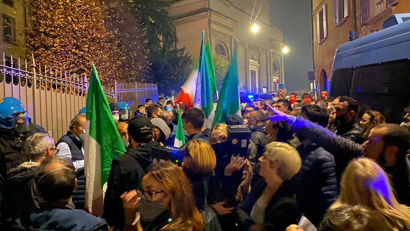 La protesta organizzata giovedì sera sotto la casa del sindaco di Bergamo