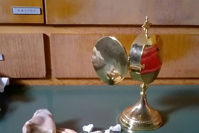 Spezzate le mani della statua della Madonna in chiesa a Grandate