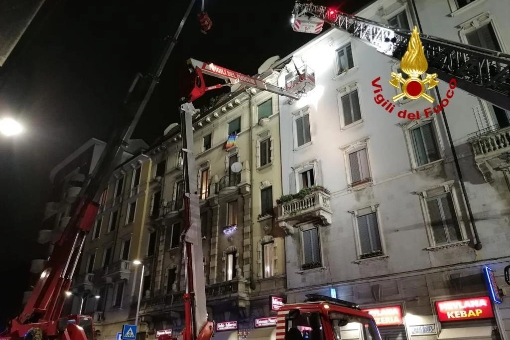 La rimozione del cornicione in via Salieri