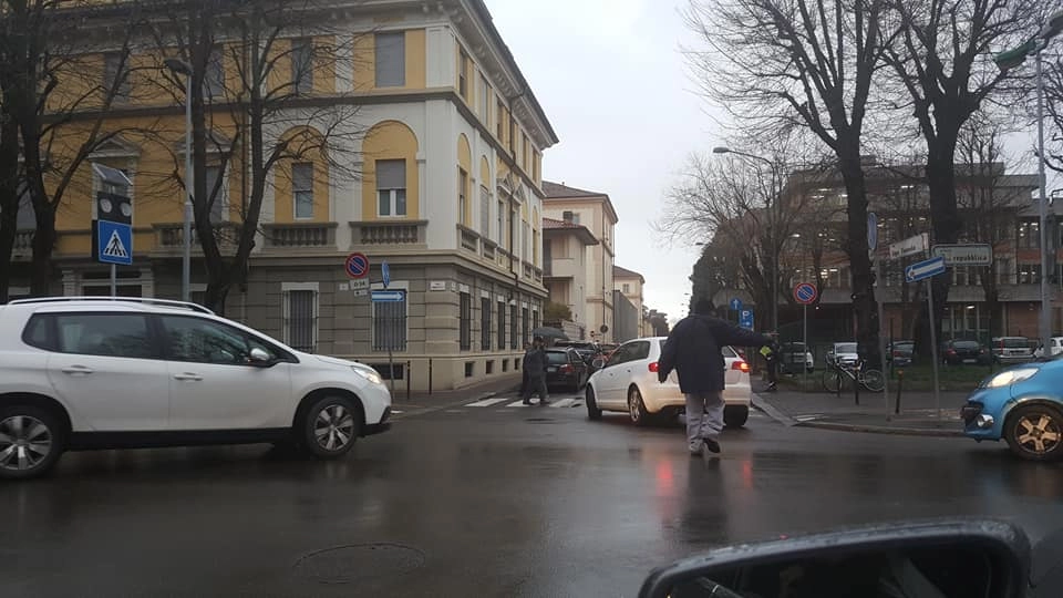 L'uomo intento a dirigere il traffico