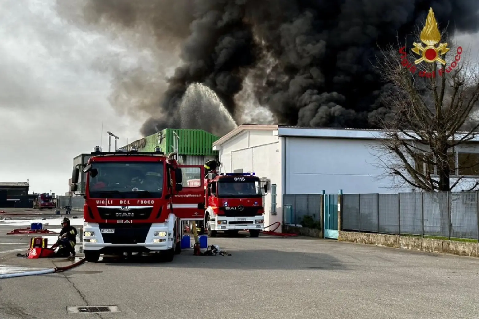 Novara, incendio in un'azienda di solventi