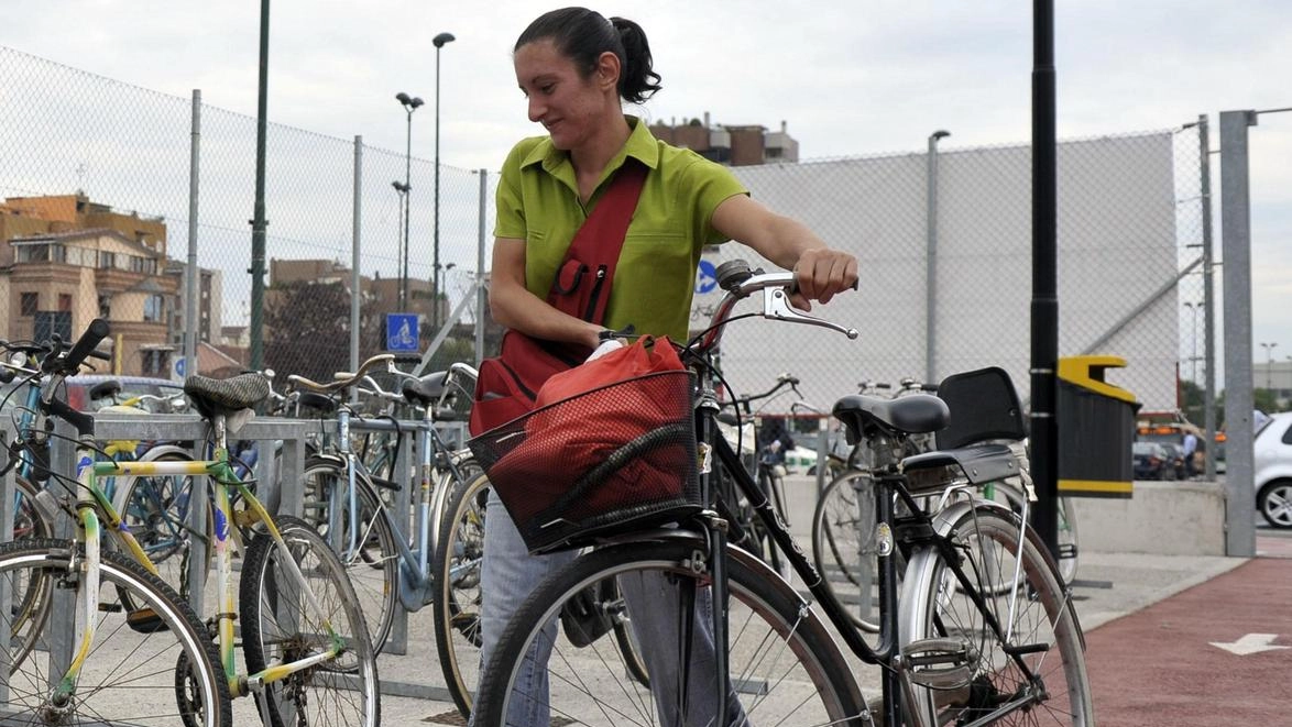 Una donna in bici Una donna in bici