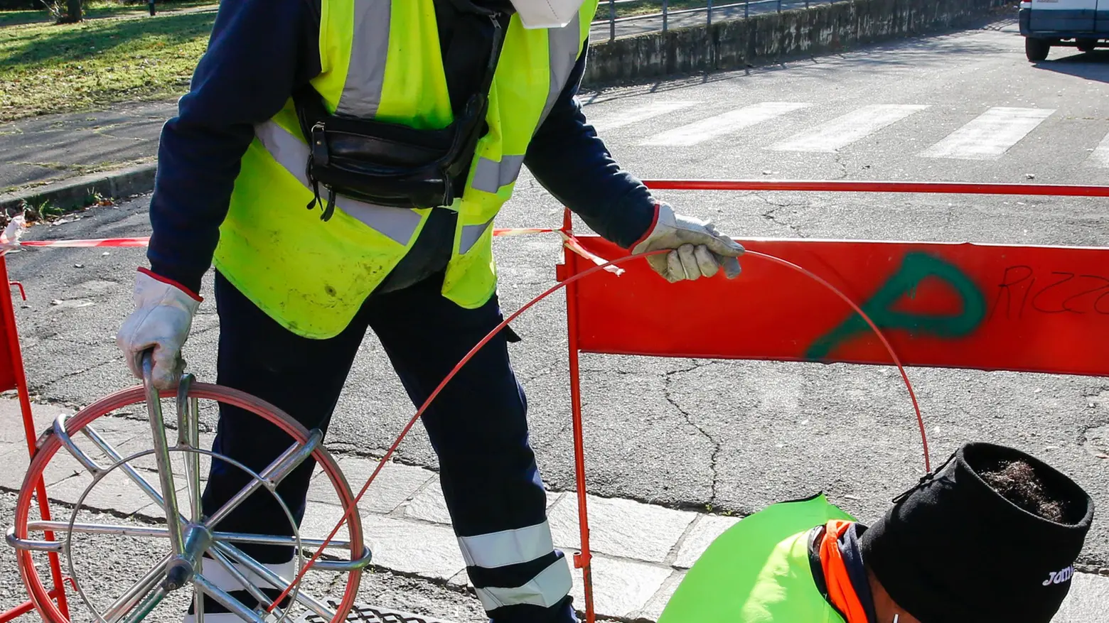 Buco nell’asfalto dopo i lavori, "se passano i veicoli le case tremano" Buco nell’asfalto dopo i lavori, "se passano i veicoli le case tremano"
