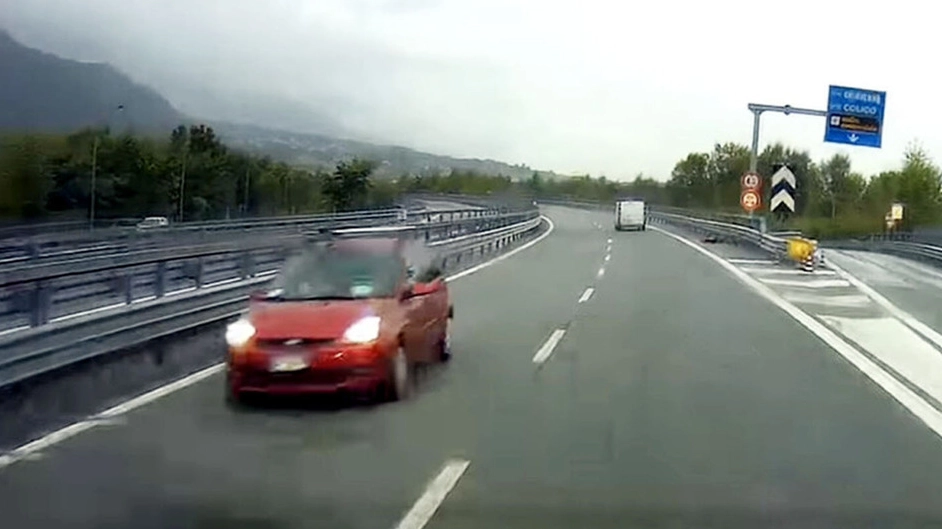 Automobili sulla Statale 38 in Valtellina Automobili sulla Statale 38 in Valtellina