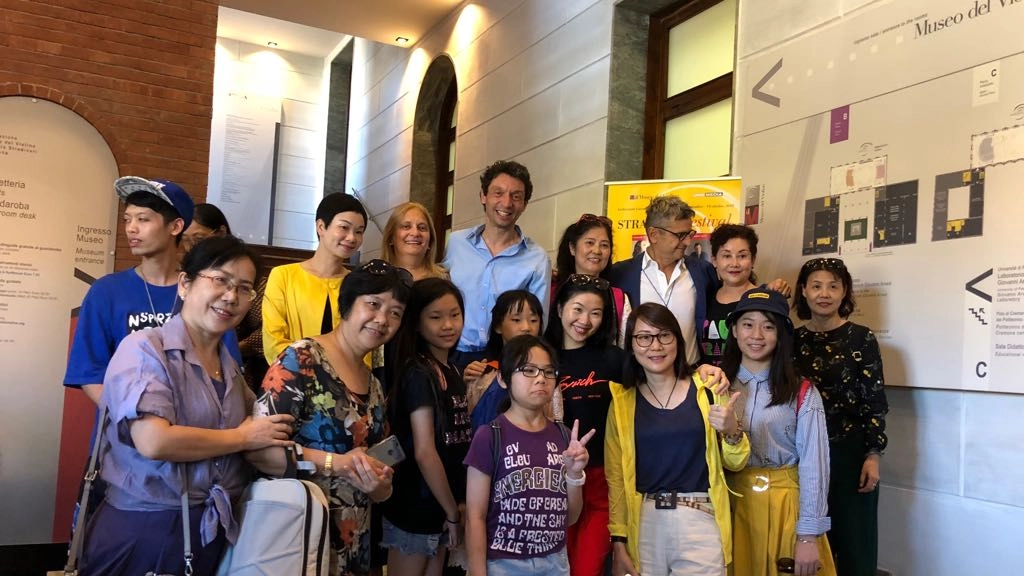 Un gruppo di turisti cinesi con il sindaco Galimberti