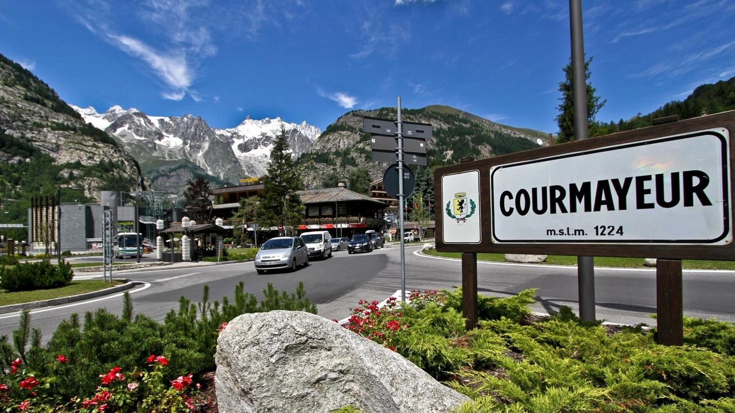 L'ingresso nella cittadina di Courmayeur (Aosta)