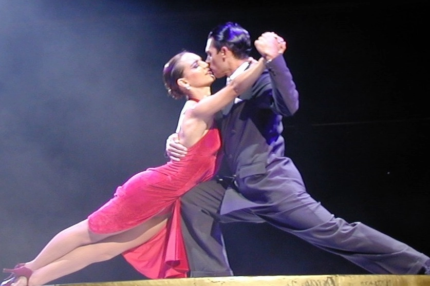 Due ballerini danzano il tango argentino