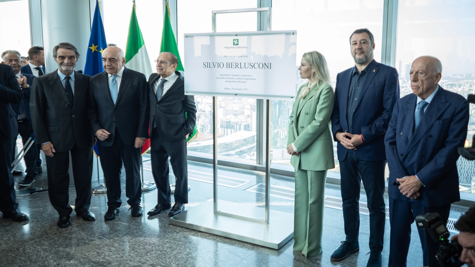 La cerimonia di intitolazione a Silvio Berlusconi del belvedere del palazzo della Regione Lombardia