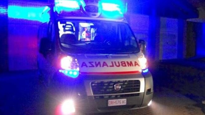 Un'ambulanza interviene di notte (foto di repertorio)