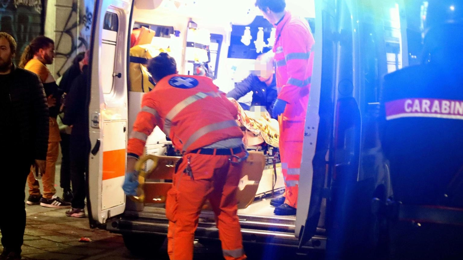 Notte di agguati e coltellate. Assalto degli ultrà milanisti. Feriti due tifosi parigini. Sprangata a un poliziotto Notte di agguati e coltellate. Assalto degli ultrà milanisti. Feriti due tifosi parigini. Sprangata a un poliziotto