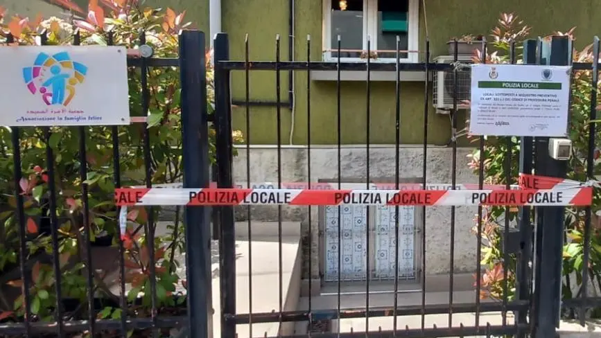I sigilli della polizia locale ai cancelli della moschea di Paderno I sigilli della polizia locale ai cancelli della moschea di Paderno