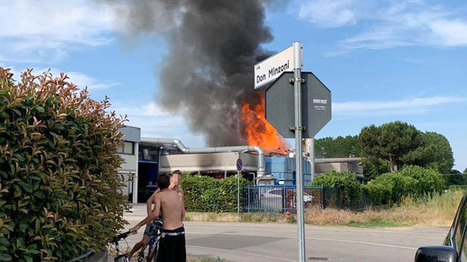 Incendio in un'azienda di Motta Visconti (foto Roberto Garavaglia)