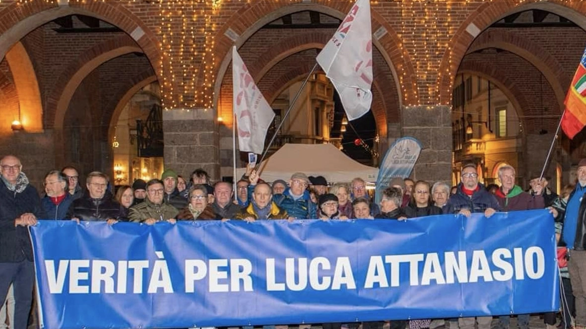 Sotto l’Arengario di Monza un folto gruppo di amici di Luca, oggi riuniti in un’associazione, ha manifestato per chiedere giustizia
