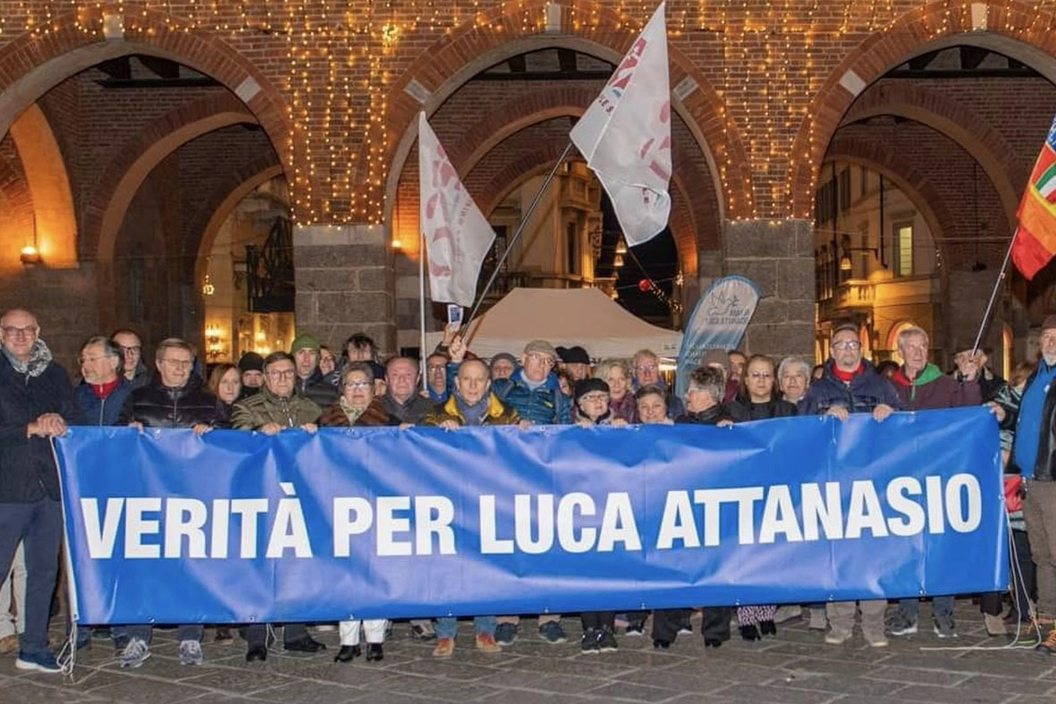 Sotto l’Arengario di Monza un folto gruppo di amici di Luca, oggi riuniti in un’associazione, ha manifestato per chiedere giustizia