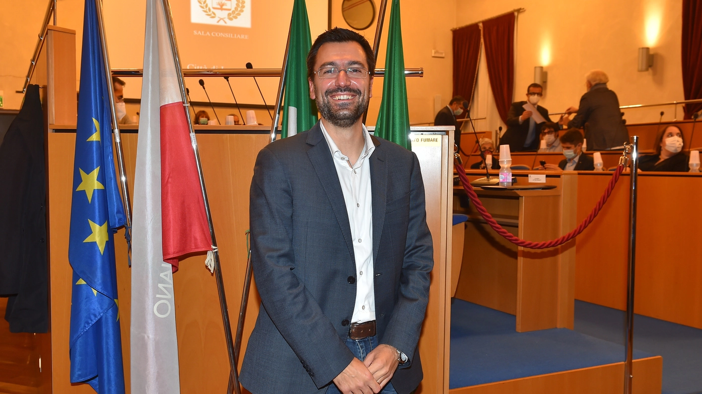 Lorenzo Radice, sindaco di Legnano nell’aula del Consiglio comunale. Il primo cittadino ha chiesto al Governo di evitare tagli ai Comuni